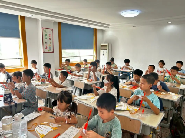 走进村社幼儿园小学展开针对性辅导为留守儿童祖辈开设隔代教育 走进村社幼儿园小学展开针对性辅导为留守儿童祖辈开设隔代教育