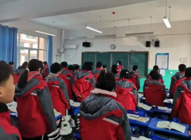 小小礼仪引导员们热心迎接同学们归来大家手持绿色心愿卡